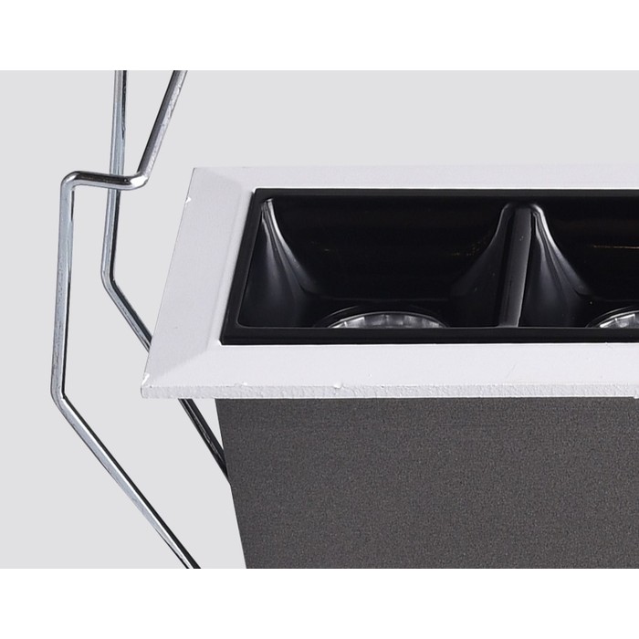 DA4005NS Black and White