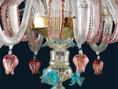 Стекло Мурано в люстрах.